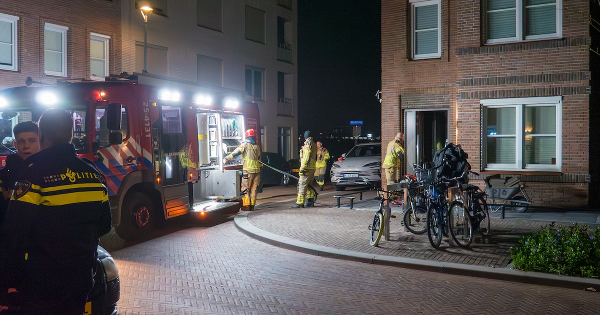 Bewoners schrikken van harde klap: explosief zorgt voor schade en brand bij voordeur