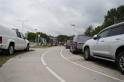 PD-unit en rits overheidsvoertuigen in bos tussen Dronten en Kampen