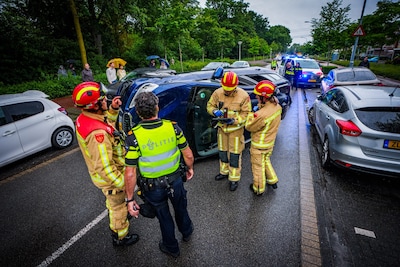 Vrouw botst tegen geparkeerde auto’s in Eindhoven, landt op de zijkant en wordt aangehouden