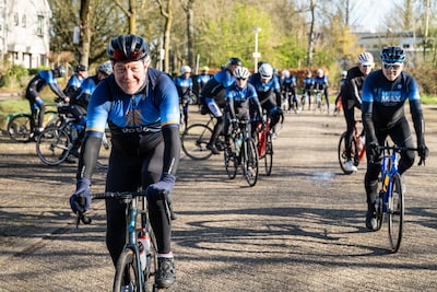 Groepen langsrazende wielrenners worden geregeld vervloekt door andere weggebruikers: ‘Helaas hoort 