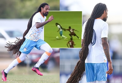 Rood voor haartrekken? International aan extreem lange dreadlocks naar de grond getrokken
