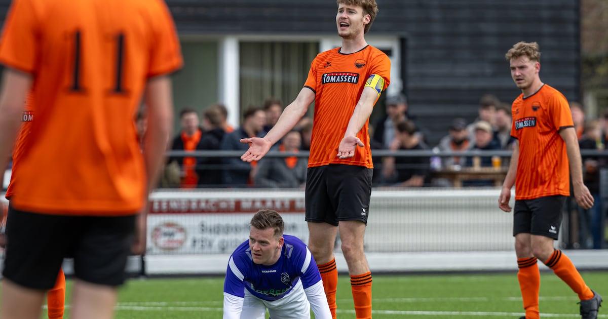 Spektakel op sportpark De Plagge bij SVSH - SSE: ‘Lekker om je buurman zo weg te spelen’