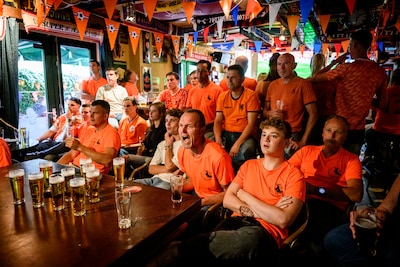 Hup Holland! Hier in Apeldoorn kijk je het WK voetbal op groot scherm