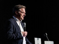 Huis in de verkoop na vergeten ‘vinkje’ bij UWV: Pieter Omtzigt hoort aangrijpende verhalen in Enschede