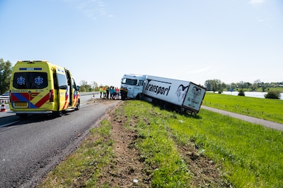Vrachtwagen geschaard op de A348 in Rheden