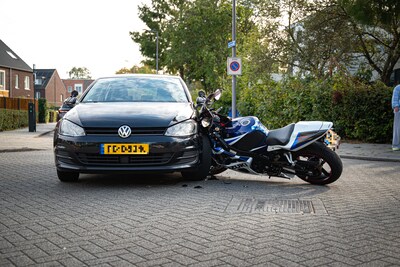 Motorrijder boort zich in zijkant van auto in Rotterdam, geen ernstige verwondingen