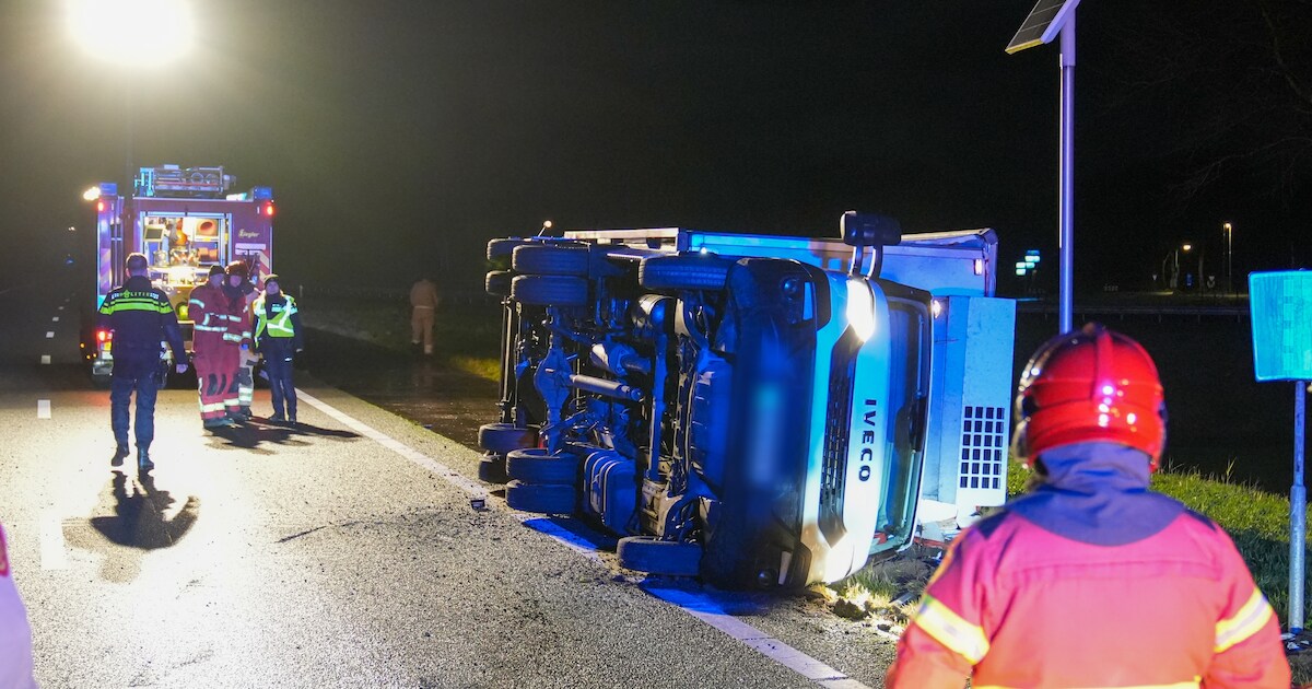 Kleine vrachtwagen kantelt op N33 bij Gieterveen, gladheid mogelijke oorzaak