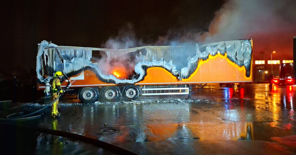 Trailer van vrachtwagen zwaar beschadigd door brand in Bergschenhoek