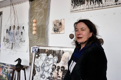 Kunstenaar Danielle (59) duikt in pijnlijke Indische familiegeschiedenis: ‘Hij was bruin, hij hoorde