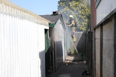 Kleine schuur in brand in tuin aan de Edisonlaan in Roosendaal