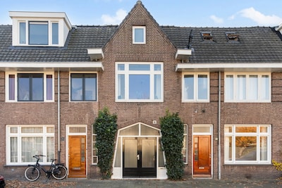 Droom je van een eigen atelier of werkruimte? Het kan in dit charmante jaren 30-huis in een levendig