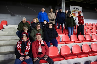 L-Side steunt PSV Vrouwen overal, al was er één keer gedoe: ‘Ze stapten gefrustreerd van het veld, z