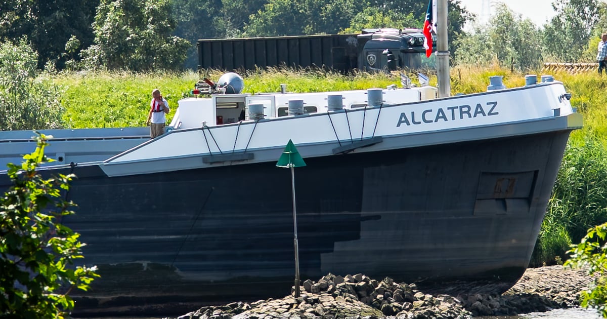 Binnenvaartschip loopt vast op krib bij Streefkerk