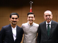 Özil geeft uitleg over veelbesproken foto met Erdogan