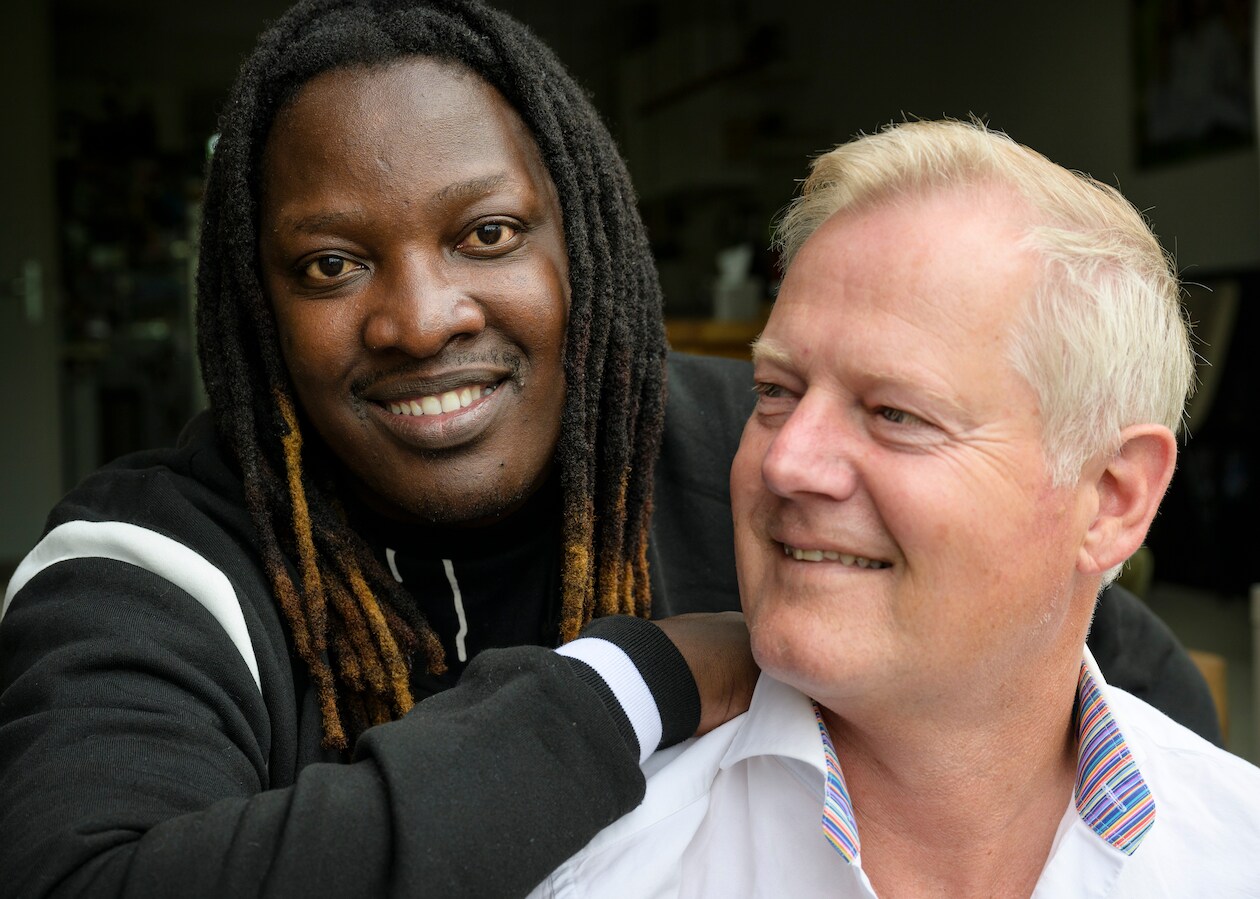 Zo werden Hengeloër Frank (57) en Zuid-Afrikaan Simba (37) als familie ...