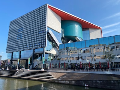 Exitpolls op groot scherm, analyses en muziek in TivoliVredenburg tijdens uitslagenavond van verkiez