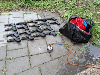 Tas met liefst achttien vuurwapens gevonden tijdens het magneetvissen, politie doet verder onderzoek