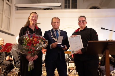 Muziekvereniging Ons Ideaal ontvangt koninklijke erepenning in Grijpskerk