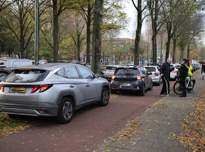 Haastige spoed is zelden goed: automobilisten op de bon geslingerd na rijden over stoep
