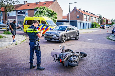 Scooter en auto botsen op kruising in Arnhem, één gewonde