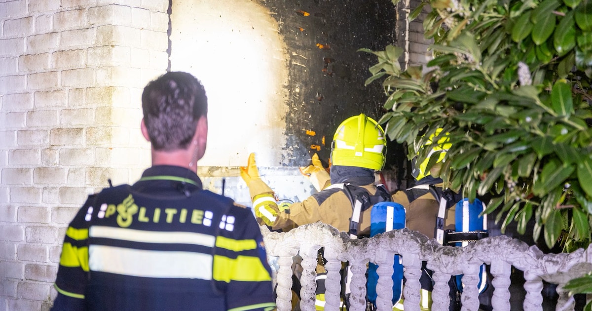 Gevel woning zwartgeblakerd door brand tegen afval in Beverwijk