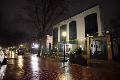 Vier personen aangehouden na gooien met stenen en beklimmen van het hek van de Iraanse ambassade