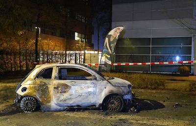 Auto brandt uit in Zaltbommel, tekst achtergelaten op gevel sportcentrum