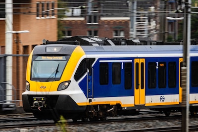 serie-afgekocht-adr-ar20240930-0004-dordrecht-een-ns-trein-op-het-spoor-bij-station-dordrecht