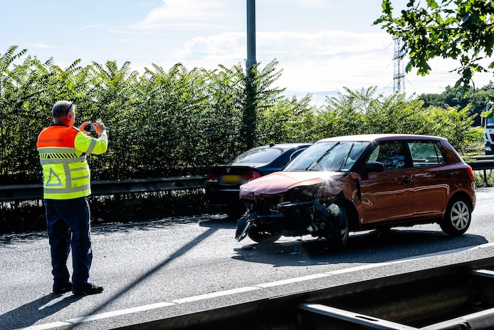 De auto kwam in tegenstelde richting op de weg tot stilstand.