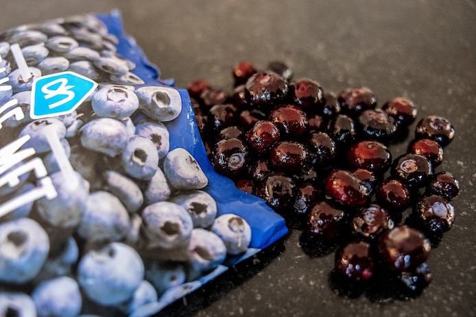 A bag of blueberries in the freezer. The frozen product is contaminated with hepatitis A and eating the berries can cause health problems. It concerns AH Bag of blueberries of one kilo (frozen) with the best-before date 14-4-2026.