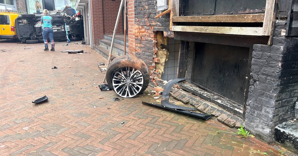 Auto rijdt met bloedgang doodlopende steeg in en ramt gevel: ‘Ik kon net op tijd wegspringen’
