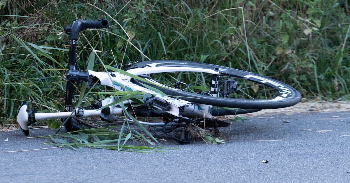 Racefiets breekt in tweeën na aanrijding met scooter in Heemskerk, wielrenner raakt gewond