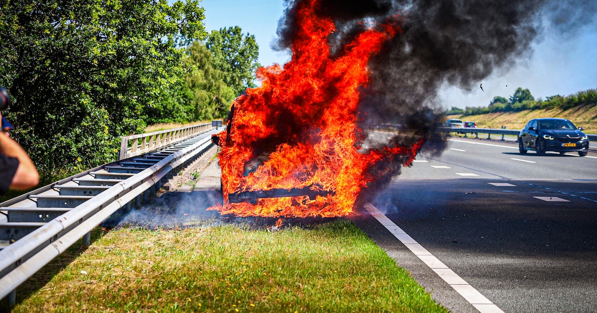 Bestelbus vliegt in brand tijdens het rijden op N31 bij Opeinde