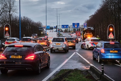 Ongeluk op A12 zorgt voor uur vertraging, verkeer wordt omgeleid