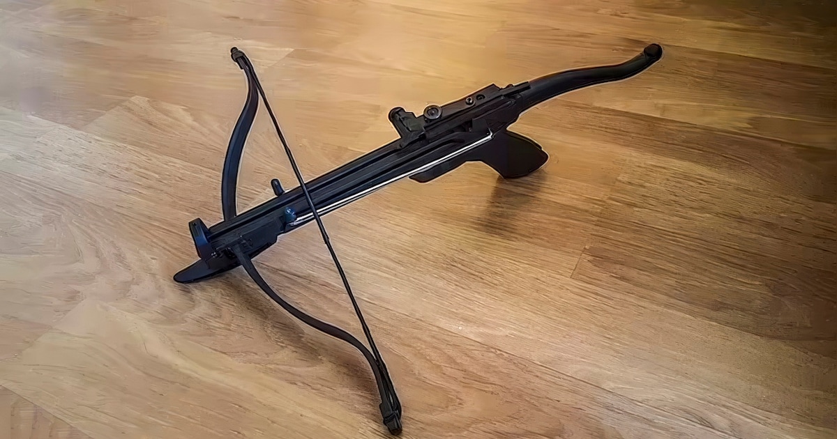 Rechter acht sluiting van woning terecht na vondst kruisboog en harddrugs