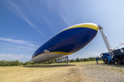 Zondagse verrassing: langer dan een jumbojet, maar dit luchtschip vaart traag en op slechts 300 meter hoogte