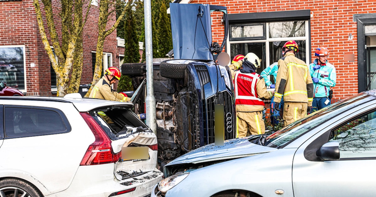 Meerdere gewonden bij botsing op de Wolfsbergenweg in Emmen: auto op zijn kant in voortuin | 112 nie