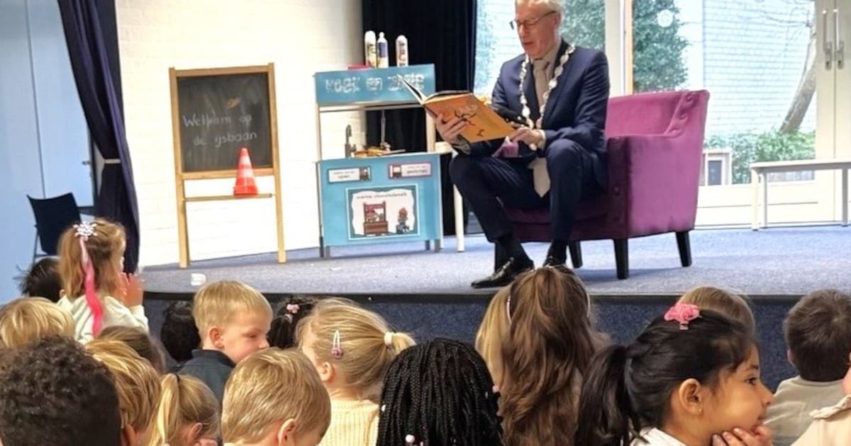 Burgemeester en wethouder lezen in Uithoorn voor uit ‘De Kleine Aap’ tijdens Nationale Voorleesdagen