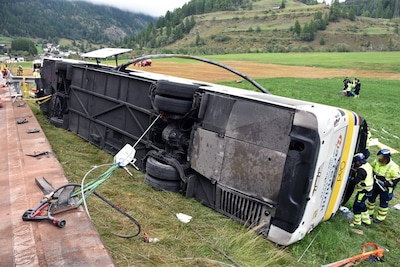 ‘Ineens begon de bus te kantelen’: slachtoffer (75) wurmde zich door het dakraam van de rampbus naar buiten