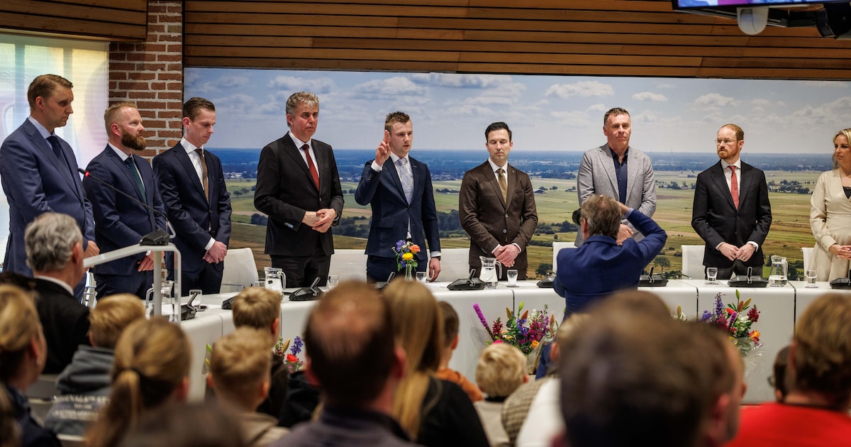 Staphorst heeft nieuwe raad, drie vertrekkers kregen een lintje