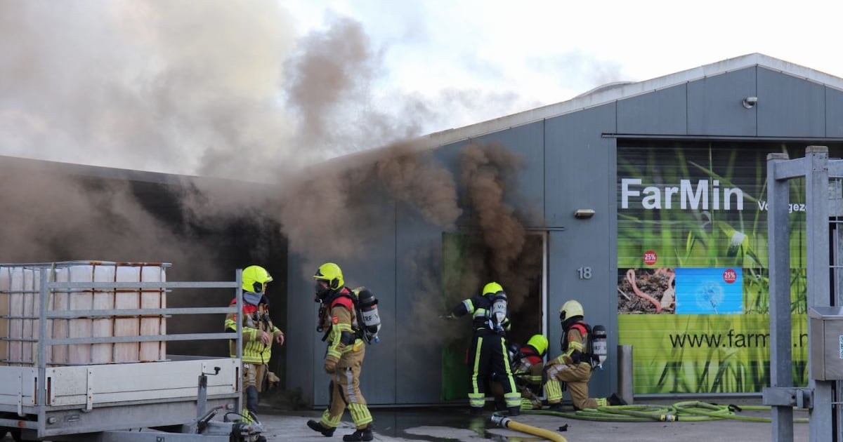 Brand op dak van bedrijfspand op Wetterkant in Gorredijk, veel rookontwikkeling