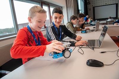 Kinderen leren programmeren met robotvrienden bij Zoomerij Oosterbeek