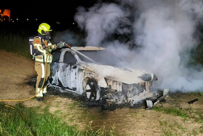 Auto op weiland in Echteld brandt volledig uit