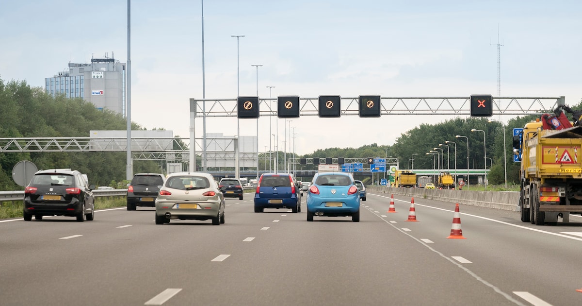 Snelheidsduivel jakkert met 212 km/uur over de A2 bij Nieuwegein en kan direct rijbewijs inleveren
