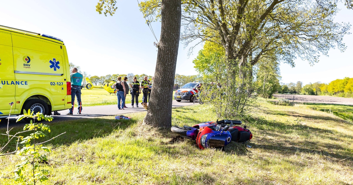 Motorrijder naar het ziekenhuis na ongeluk in Rotstergaast