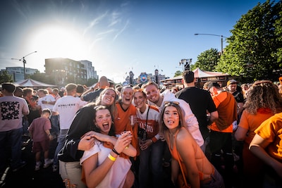 Liveblog Koningsnacht 2026 | Ook Django Wagner krijgt de Markt niet vol • Eerste arrestaties • Sfeer