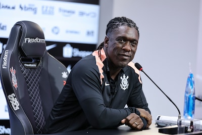 Schulden en woedende fans, en dan is ook het papierwerk niet in orde: Seedorf heeft 8 duels om tij te keren