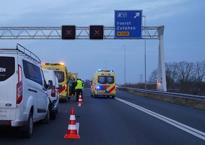 Meerdere bestelbus­jes botsen op elkaar op A1 tussen Deventer en Apeldoorn