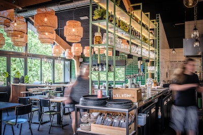 Je eet er op een toplocatie, maar je ziet bij Boscafé Buiten in de kuil door de vieze glazen het ter