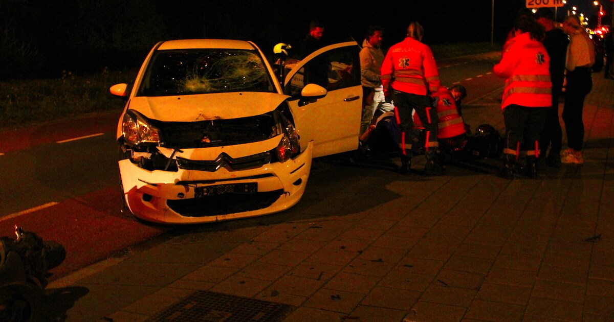 Scooterrijder gewond na flinke botsing met auto in Bennebroek